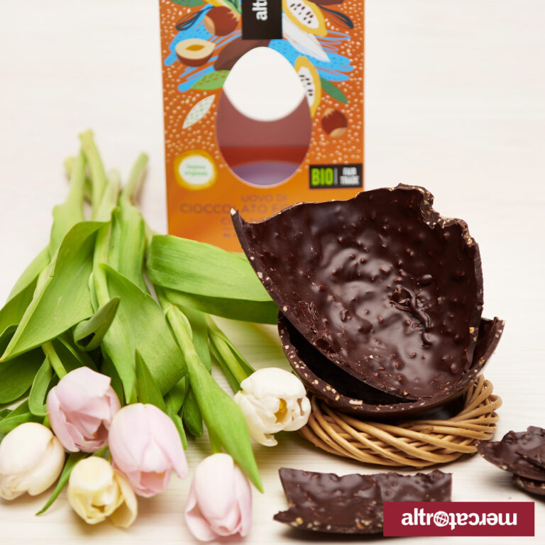 Uovo di cioccolato fondente con nocciole